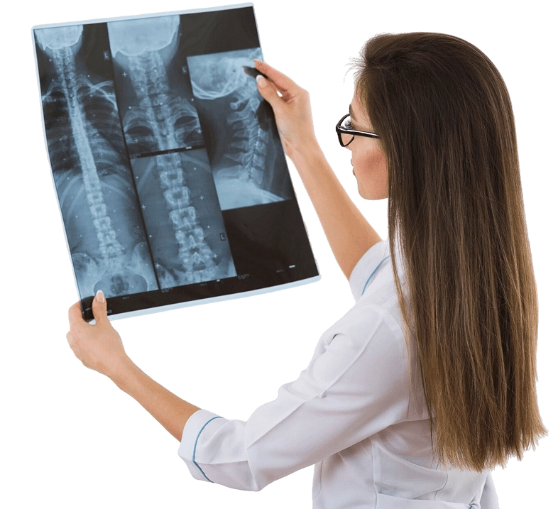 врач изучает рентгеновский снимок позвоночника